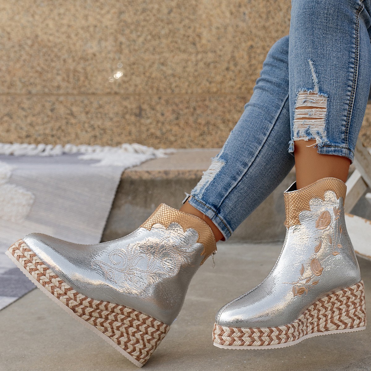 Autumn And Winter Thick Bottom Wedge Embroidered Retro Leisure Boots - 图片 3